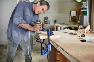 JTL:77560:10505942-irwin-bar-clamp-150mm-next-gen-heavy-duty-in-use-1-niedriga6665cb4-f022-e411-a5d2-901b0e17a14e