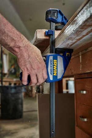 JTL:77561:10505943-irwin-bar-clamp-300mm-next-gen-heavy-duty-in-use-niedriga6665cb4-f022-e411-a5d2-901b0e17a14e