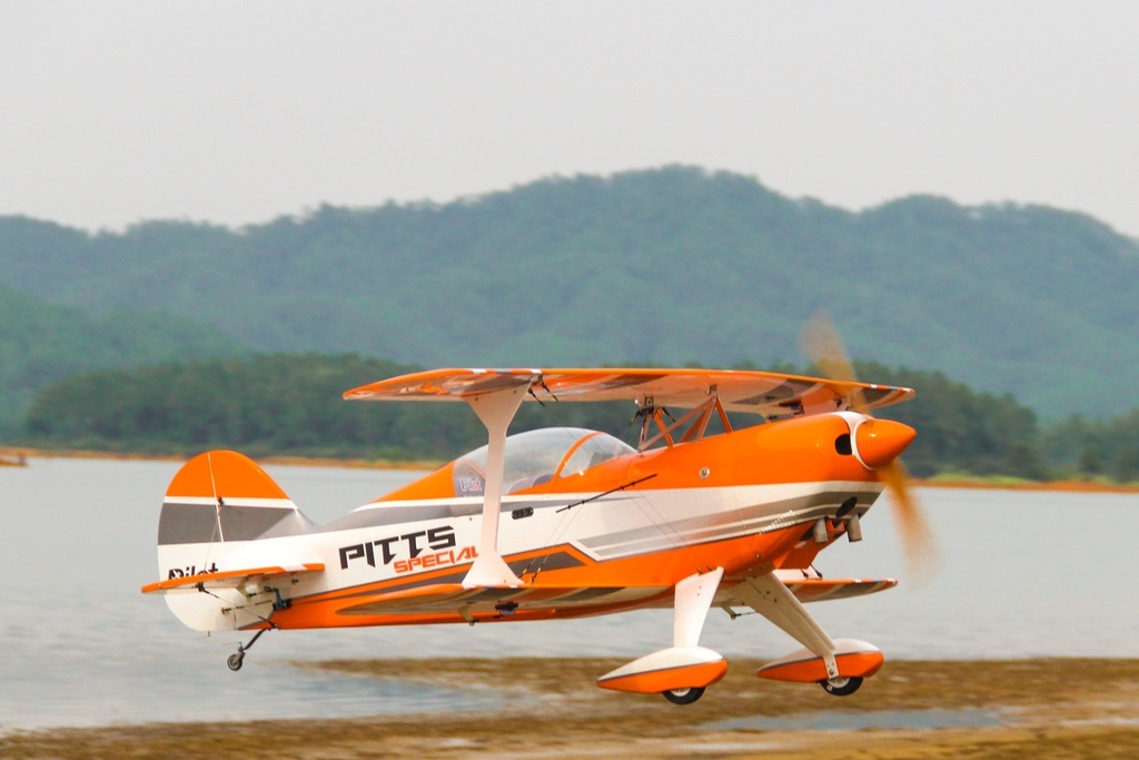 Pilot RC Pitts S2B 73 in (01)