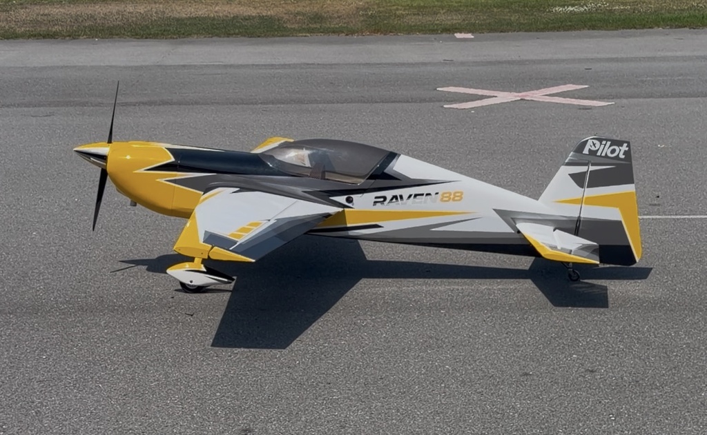 Pilot-RC Raven 103" 120cc Kunstflugmodell – High-End 3D Aerobatic RC Flugzeug mit extremer Präzision (2616 mm), Gelb/Weiß/Schwarz ARF-Kit (Schema 02)