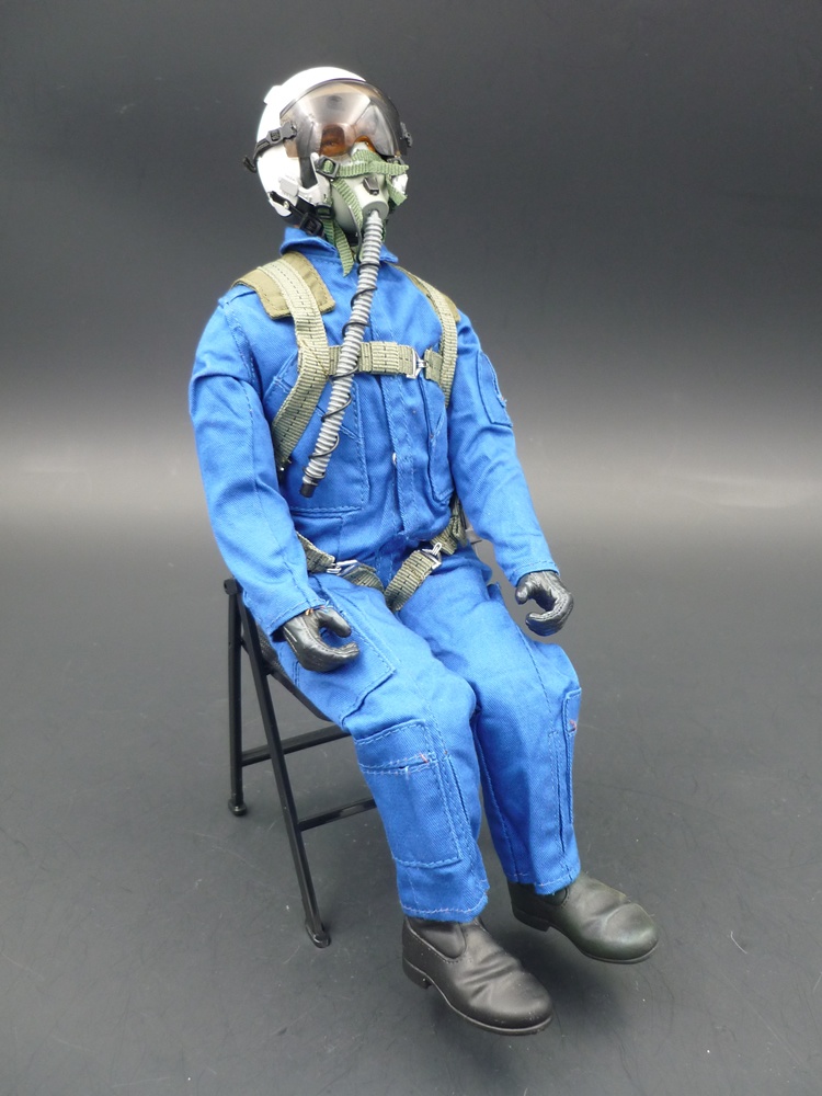 Scale-Pilot Modern Jet Blau/Weißer Helm 1:5/1:6