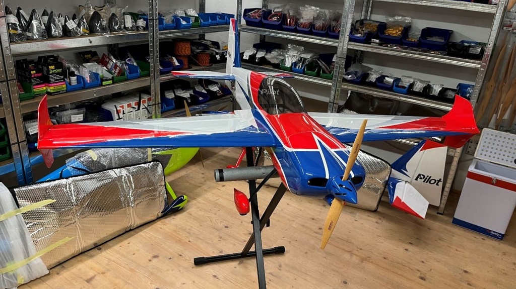 Pilot RC Slick 60" rot/weiß/blau 03 fertig gebaut mit Antrieb und Servos