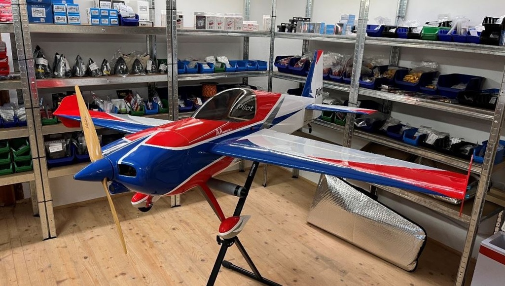 Pilot RC Slick 74" blau/rot/weiß 03 fertig gebaut mit Antrieb und Servos