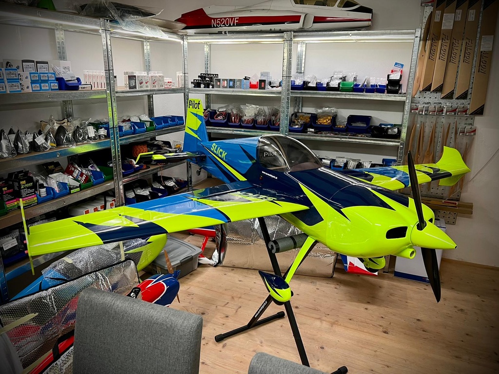 Pilot RC Slick 84" grün/blau 02 fertig gebaut mit Antrieb und Servos